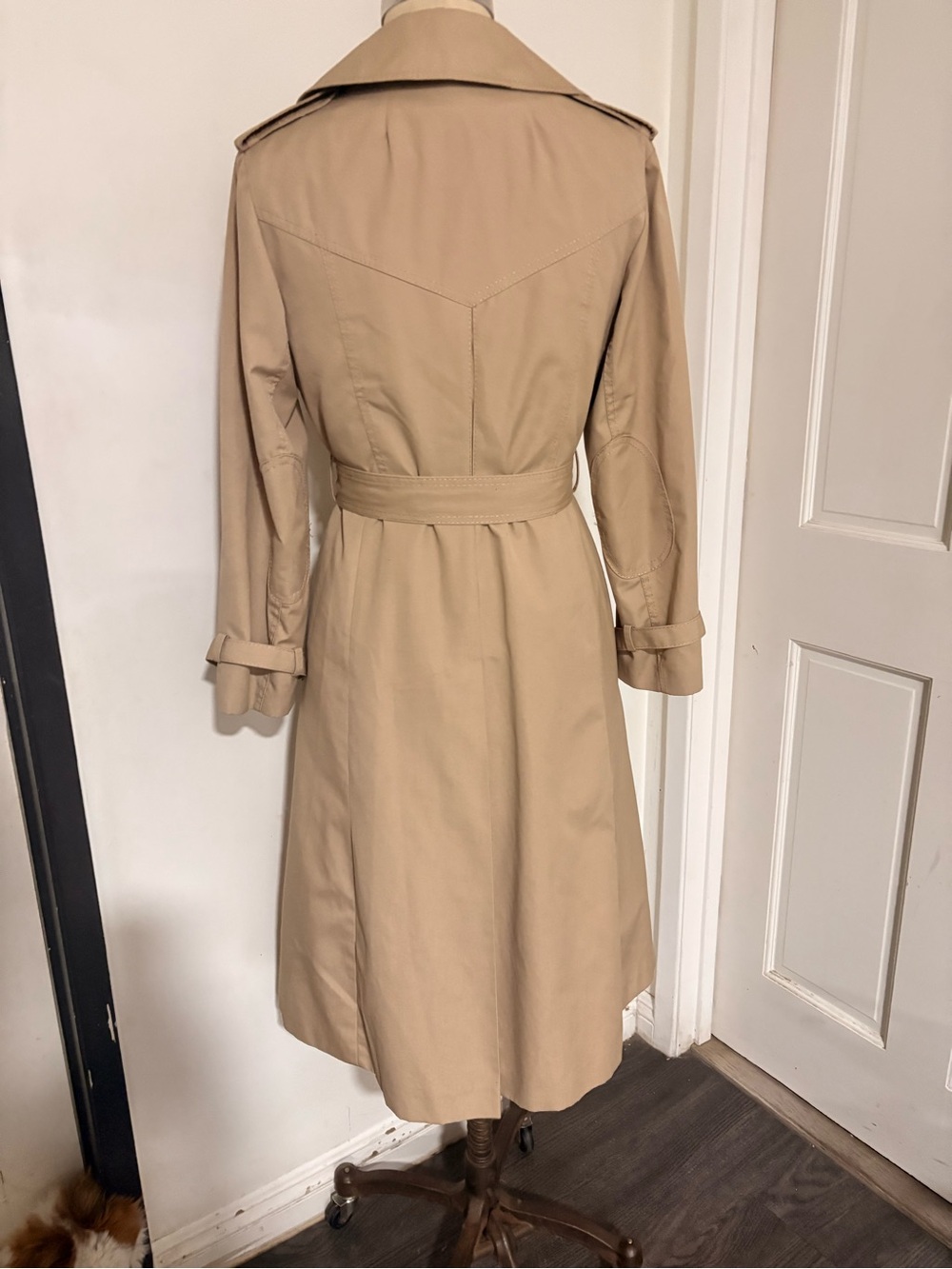 Classic Beige Trench Coat with Belt - Picture 6 of 8